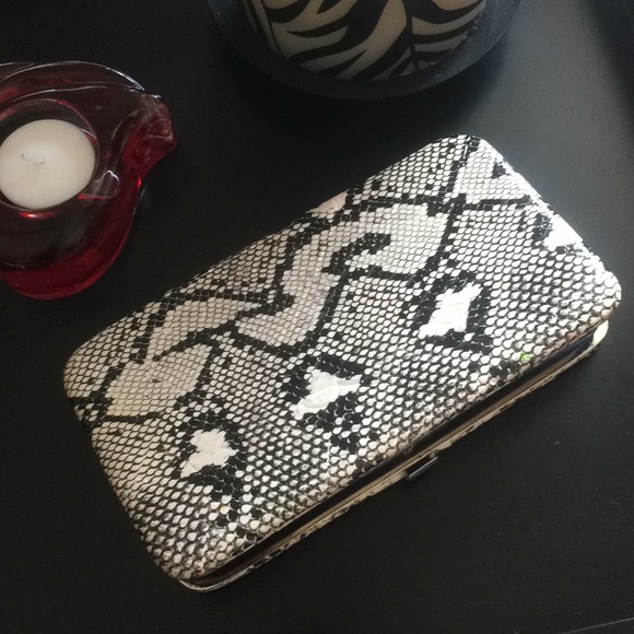 Accessories - NWOT wallet❣️